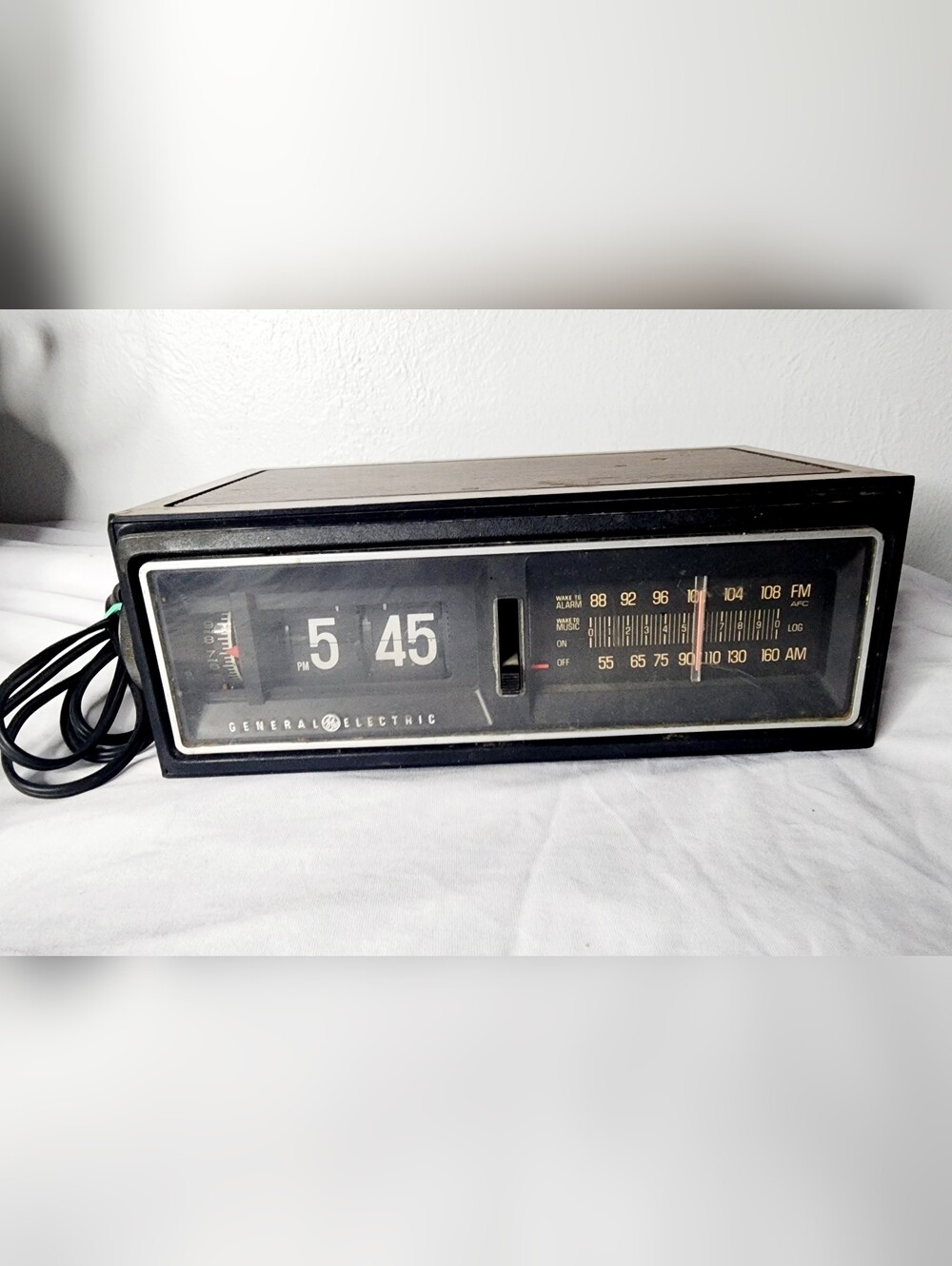 Vintage GE Flip Clock AM/FM Radio Wood Grain Case Retro Alarm Clock Working